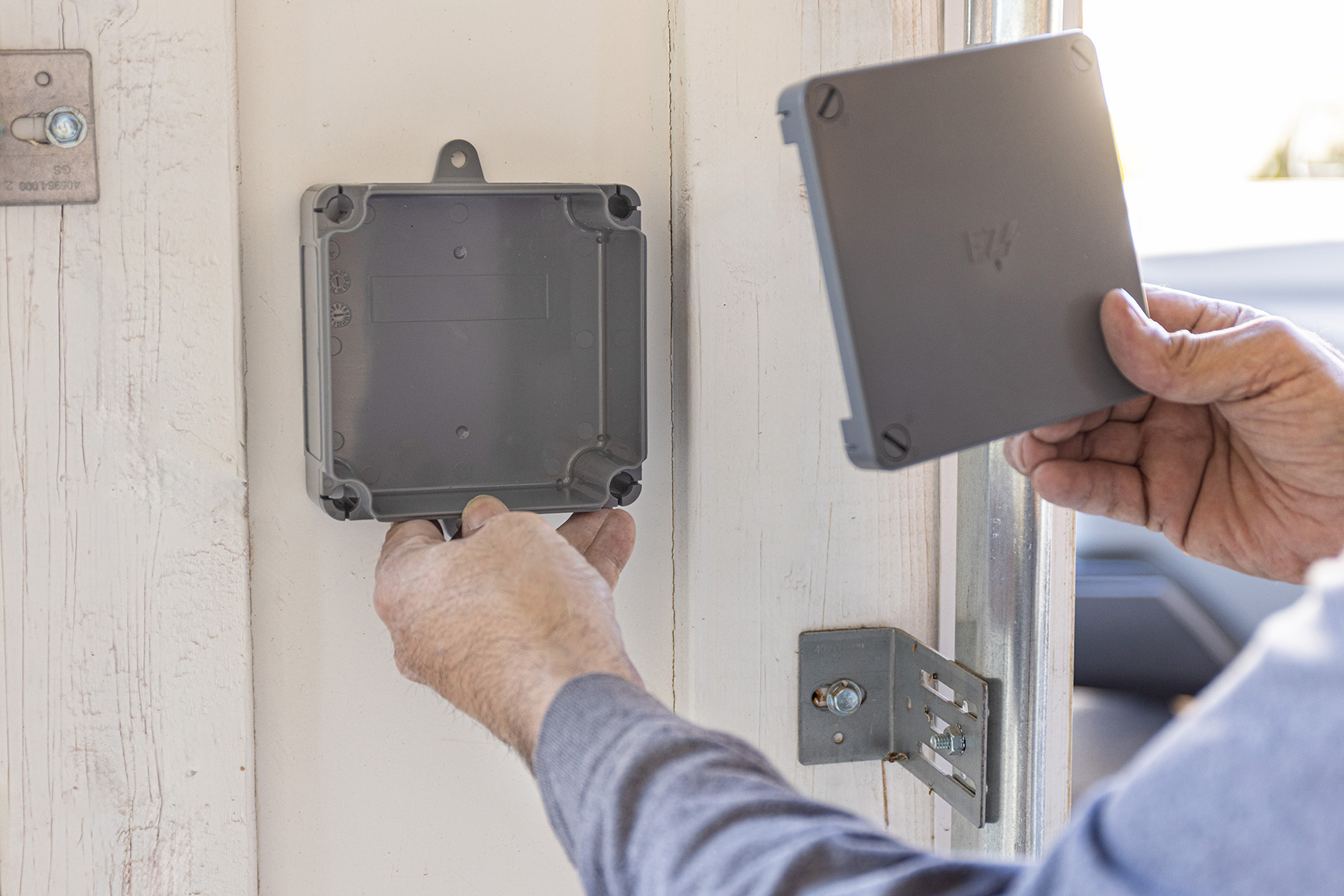 Installer removing the Rampage lid by hand — gasket built into the lid